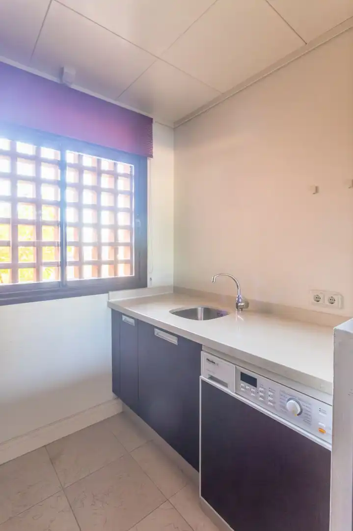 Cuina de Apartament en venda en Chiclana de la Frontera amb Jardí privat i Piscina comunitària