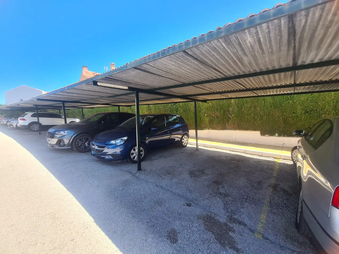 Aparcament de Casa adosada en venda en Estepona amb Aire condicionat, Jardí privat i Terrassa