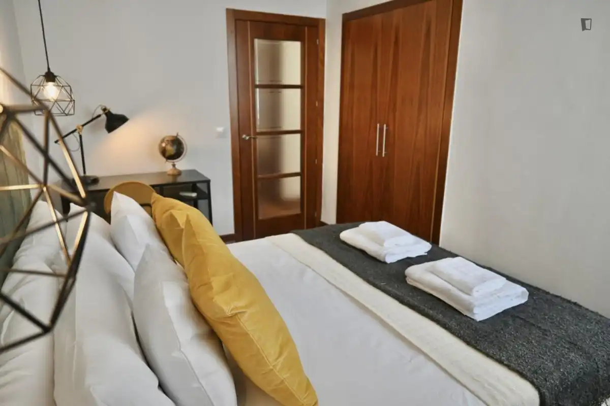 Dormitori de Apartament de lloguer en Madrid amb Aire condicionat, Calefacció i Moblat