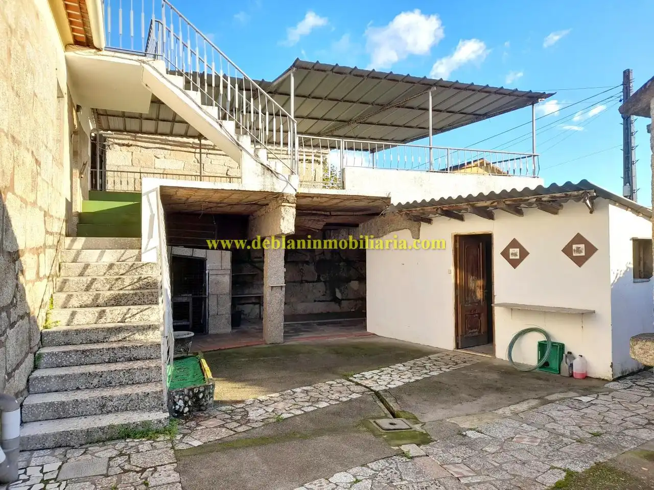 Außenansicht von Haus oder Chalet zum Verkauf in Tui mit Heizung, Privatgarten und Terrasse