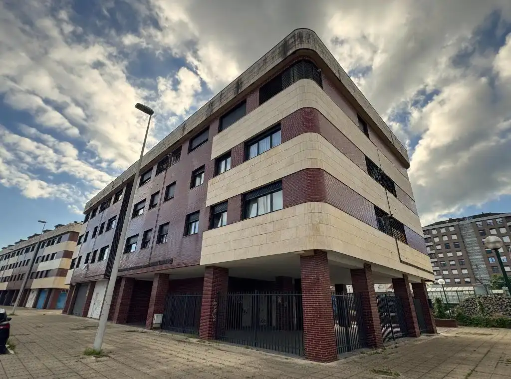 Außenansicht von Wohnung zur Miete in Torrelavega  mit Heizung, Terrasse und Möbliert