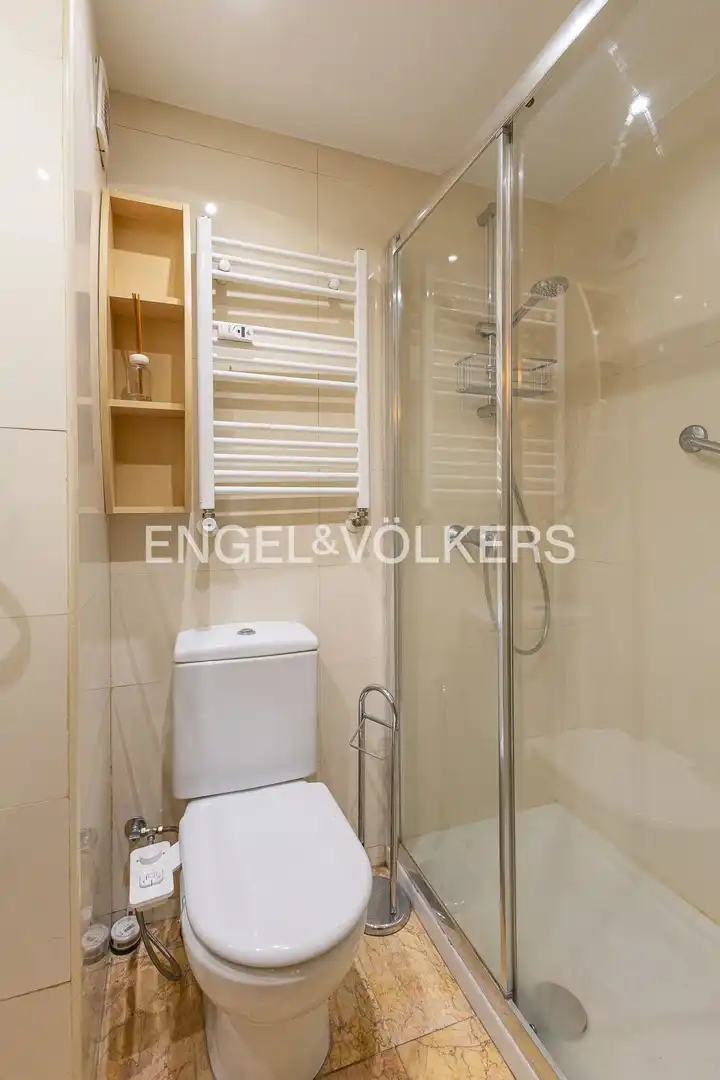 Badezimmer von Wohnung zur Miete in Madrid mit Klimaanlage, Heizung und Parkett