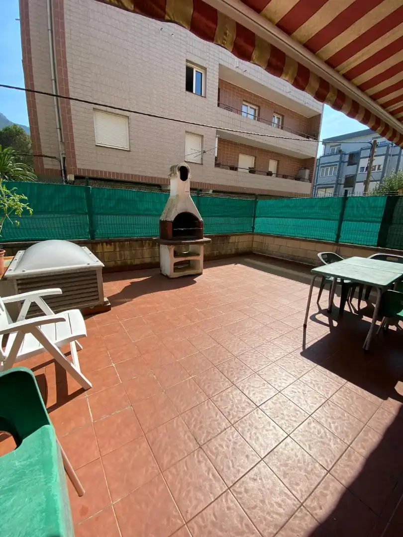 Terrasse von Einfamilien-Reihenhaus zum Verkauf in Castro-Urdiales mit Heizung, Privatgarten und Parkett