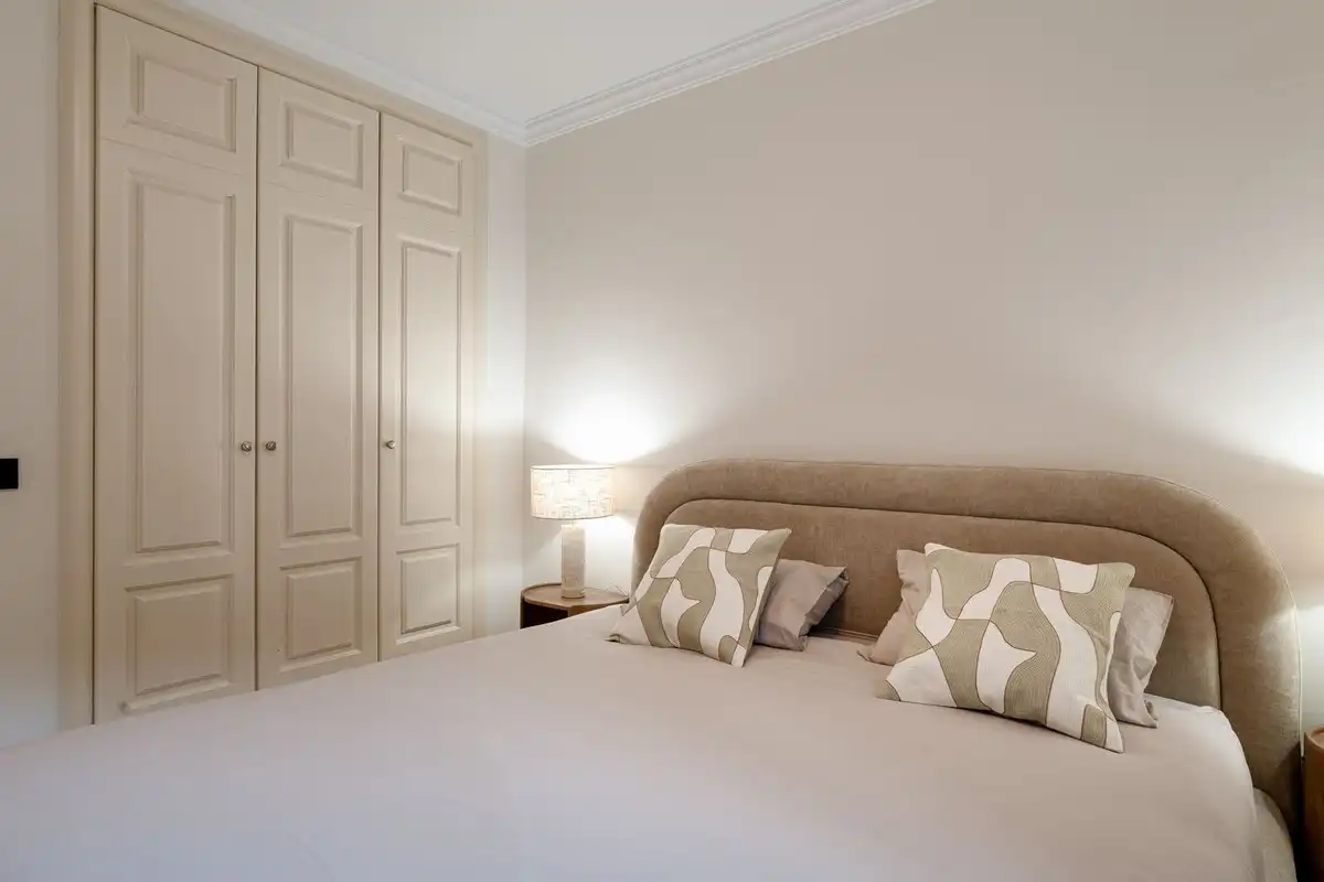 Schlafzimmer von Erdgeschoss zum Verkauf in Marbella mit Klimaanlage, Privatgarten und Terrasse