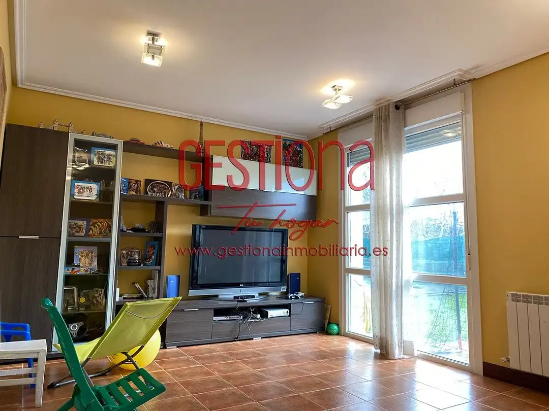 Sala de estar de Casa adosada en venta en Bareyo con Calefacción, Jardín privado y Piscina