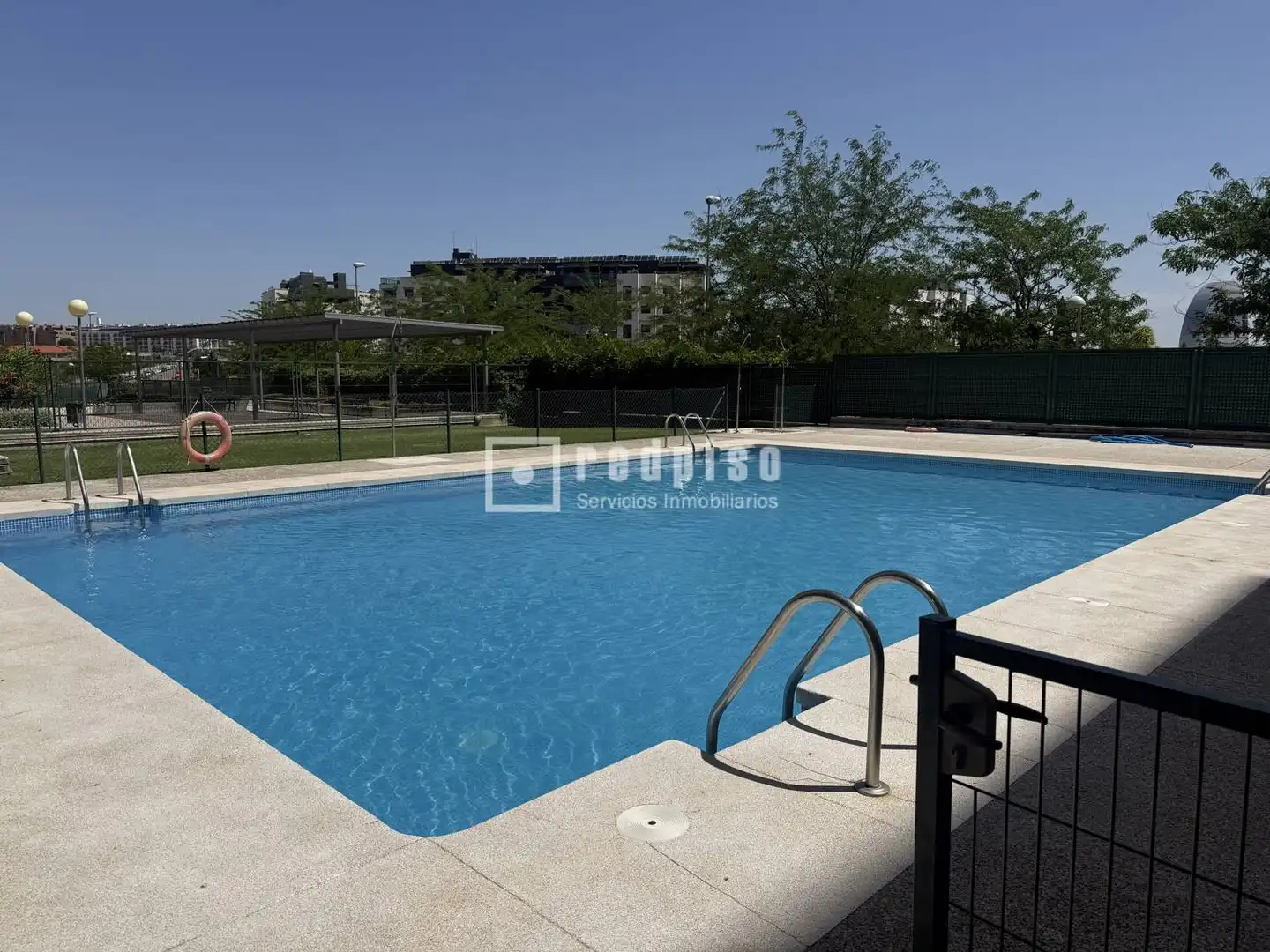 Piscina de Ático de alquiler en Madrid con Aire acondicionado, Calefacción y Jardín privado