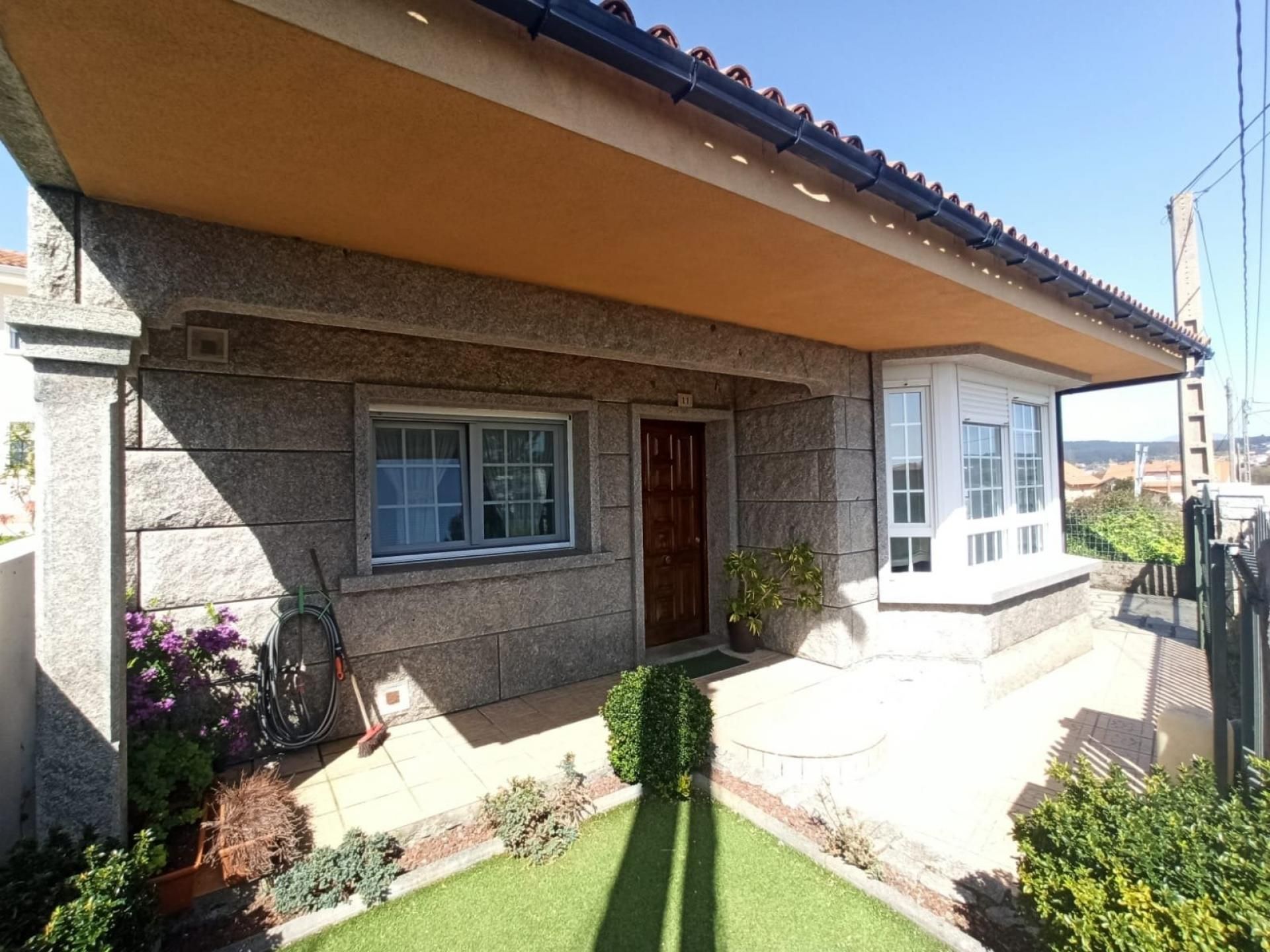 Vista exterior de Casa o xalet en venda en Ribeira amb Calefacció
