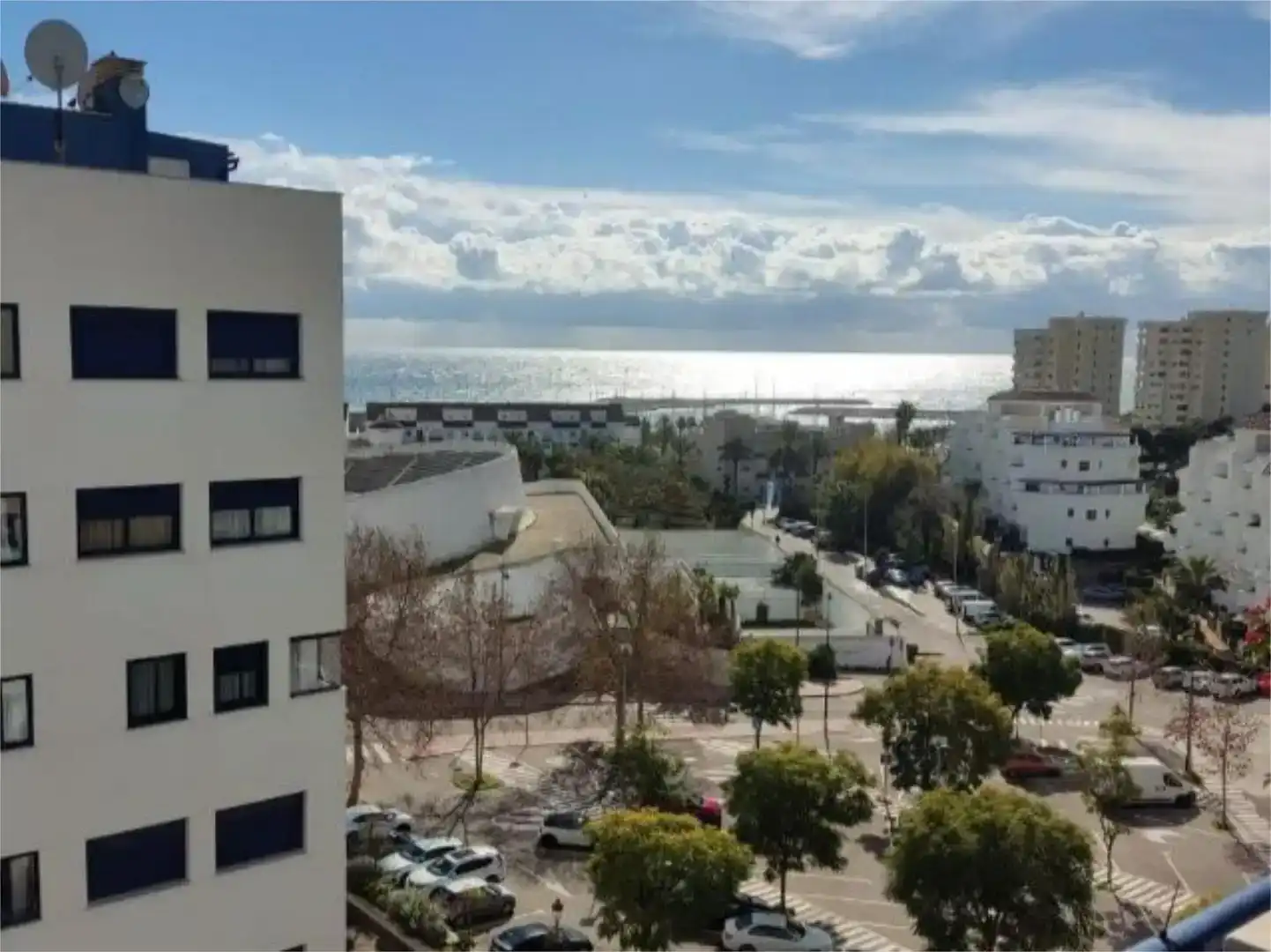 Außenansicht von Wohnung zur Miete in Estepona mit Klimaanlage, Abstellraum und Schwimmbad