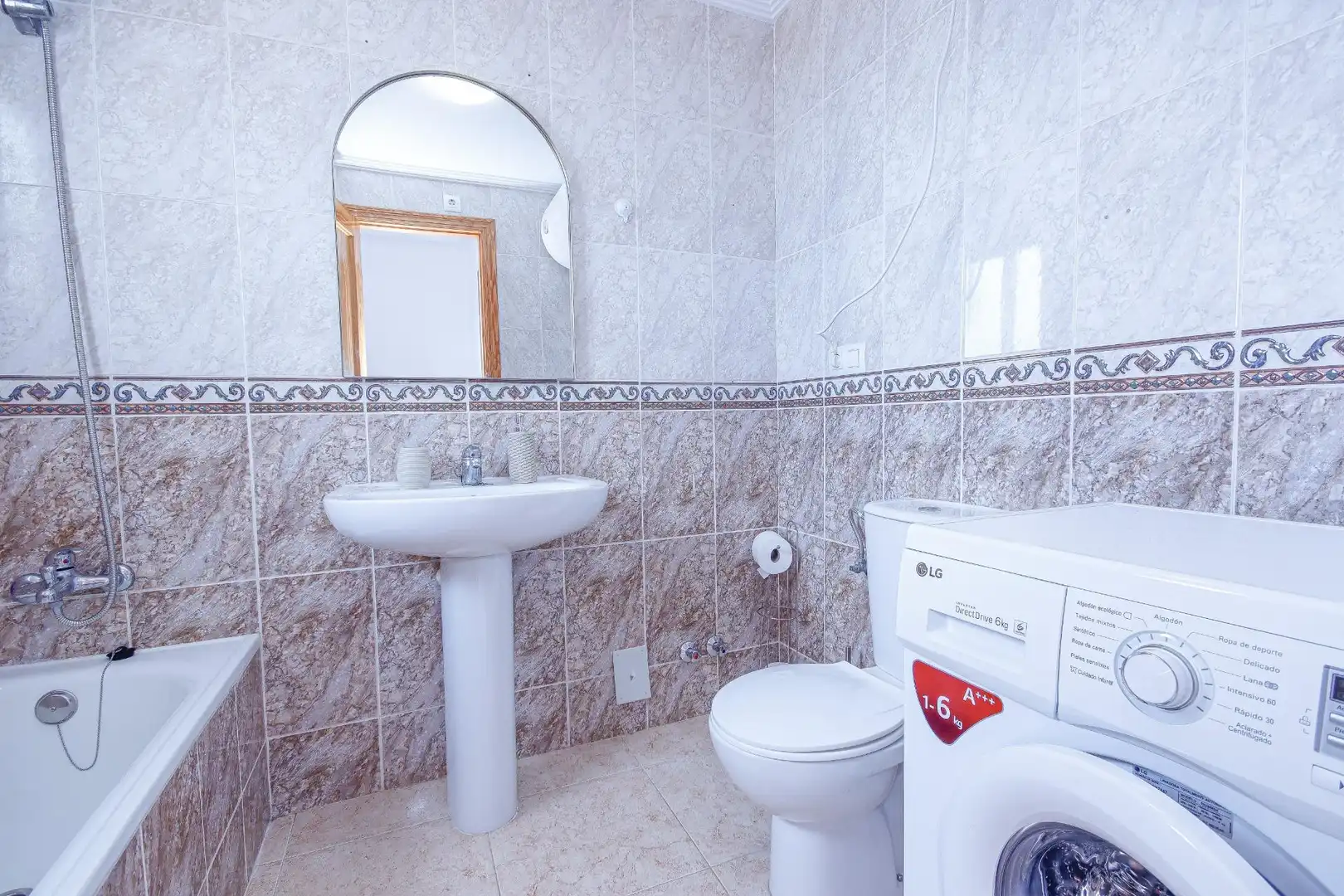 Bany de Apartament de lloguer en Torrevieja amb Aire condicionat, Jardí privat i Terrassa