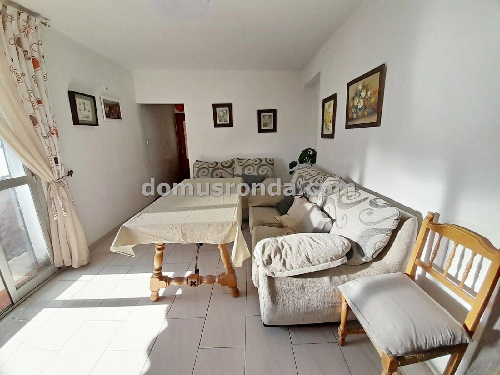 Sala d'estar de Pis en venda en Ronda amb Terrassa i Moblat