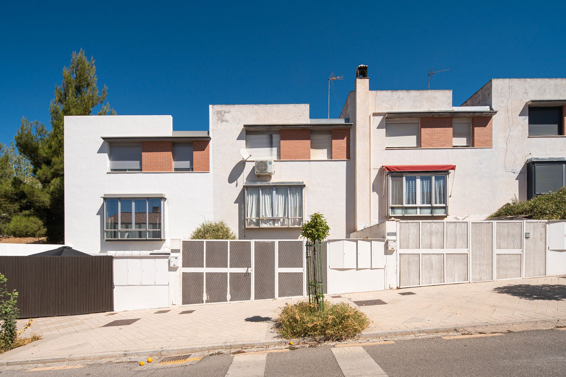 Vista exterior de Casa adosada en venta en  Granada Capital con Calefacción, Jardín privado y Terraza