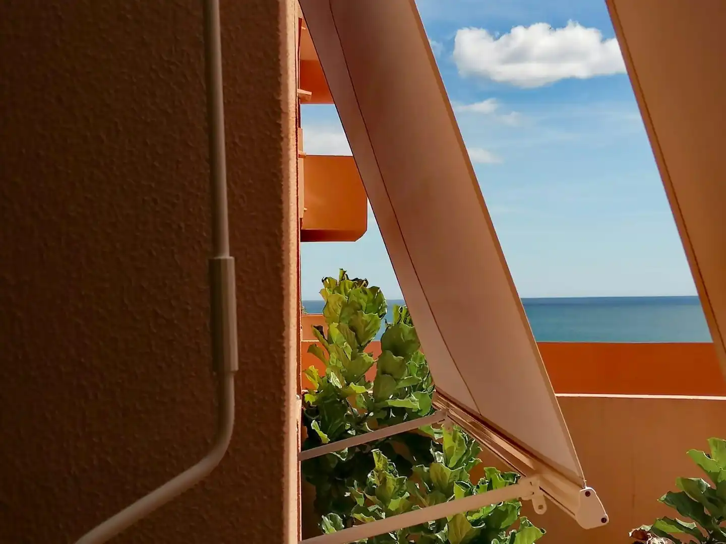 Außenansicht von Wohnung zum Verkauf in Manilva mit Klimaanlage, Terrasse und Möbliert