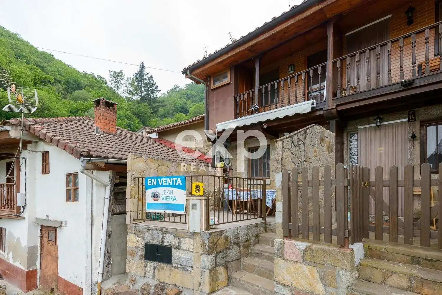 Vista exterior de Casa o xalet en venda en Lena amb Calefacció, Jardí privat i Terrassa