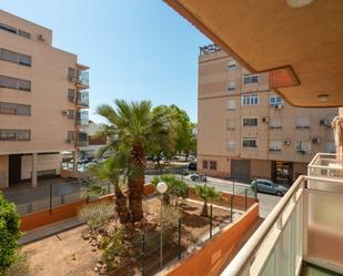 Außenansicht von Wohnung zum verkauf in  Almería Capital mit Terrasse und Balkon