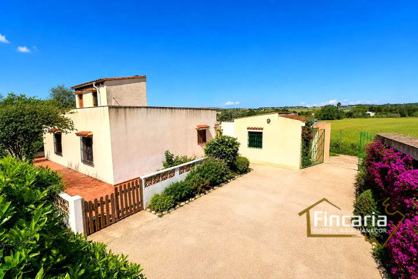 Casa rústica amb jardí en venda a Poligono Poligon 27