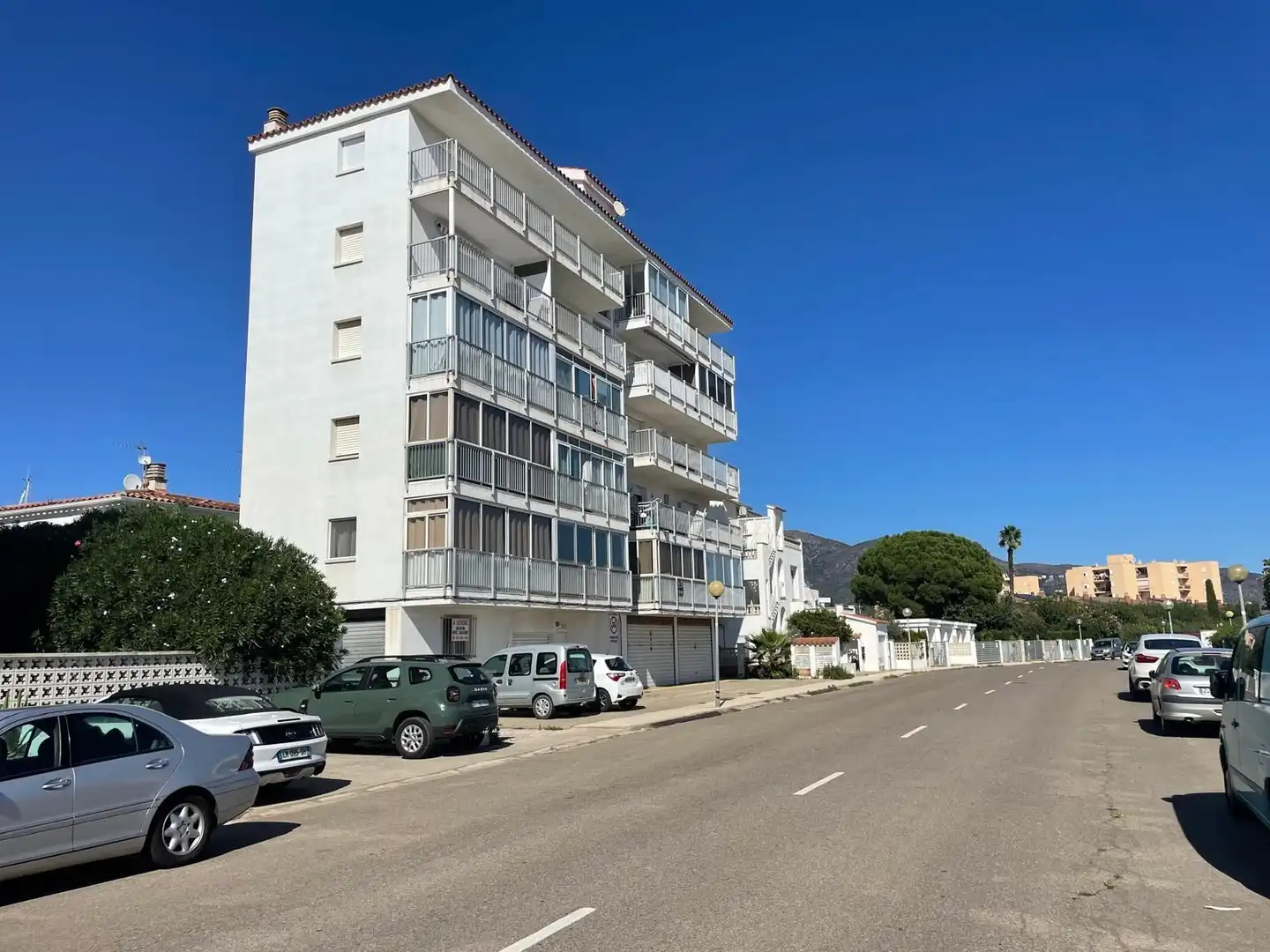Vista exterior de Estudi en venda en Roses amb Calefacció, Terrassa i Moblat