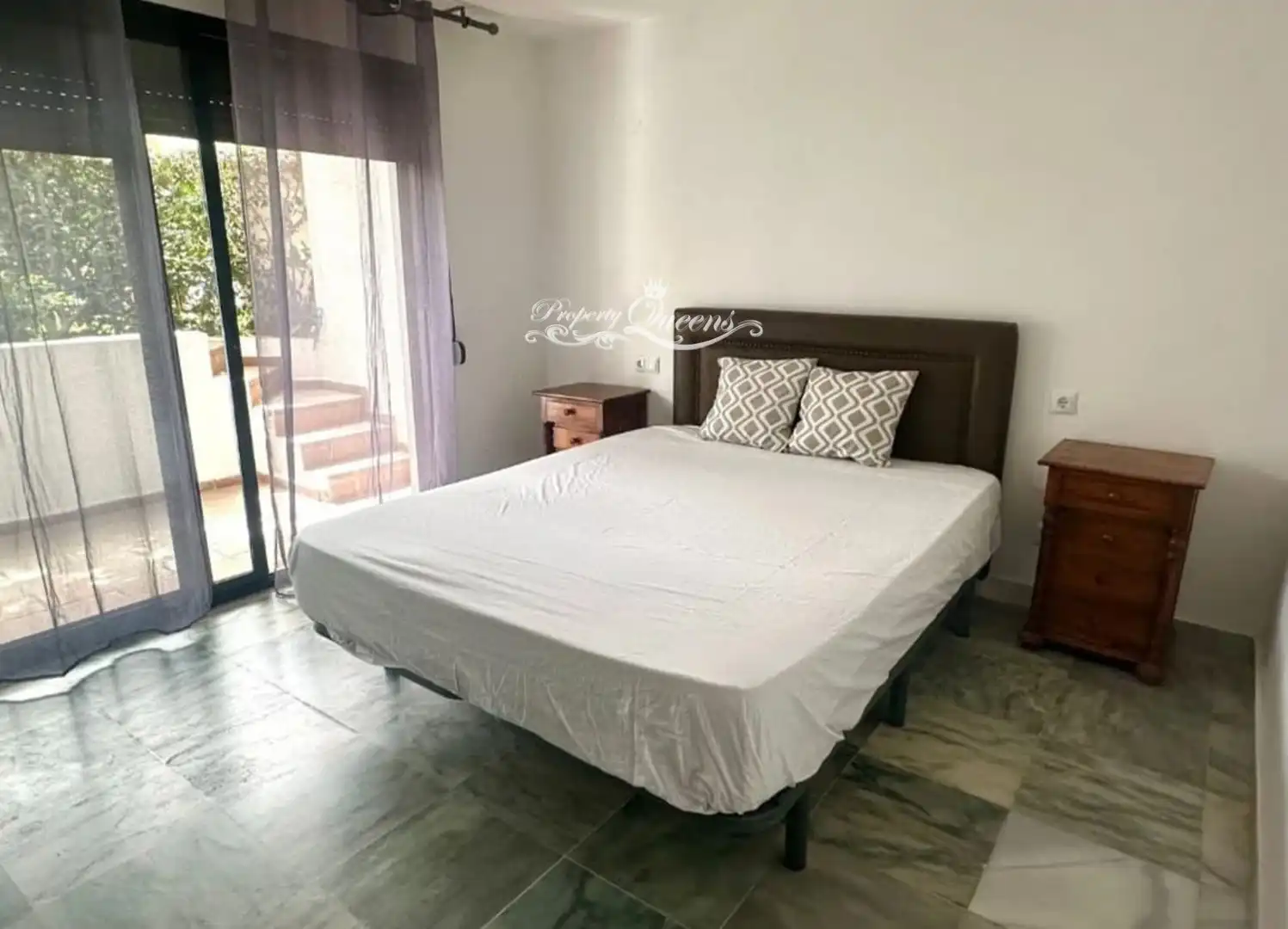 Dormitori de Casa adosada de lloguer en Estepona amb Aire condicionat, Terrassa i Piscina