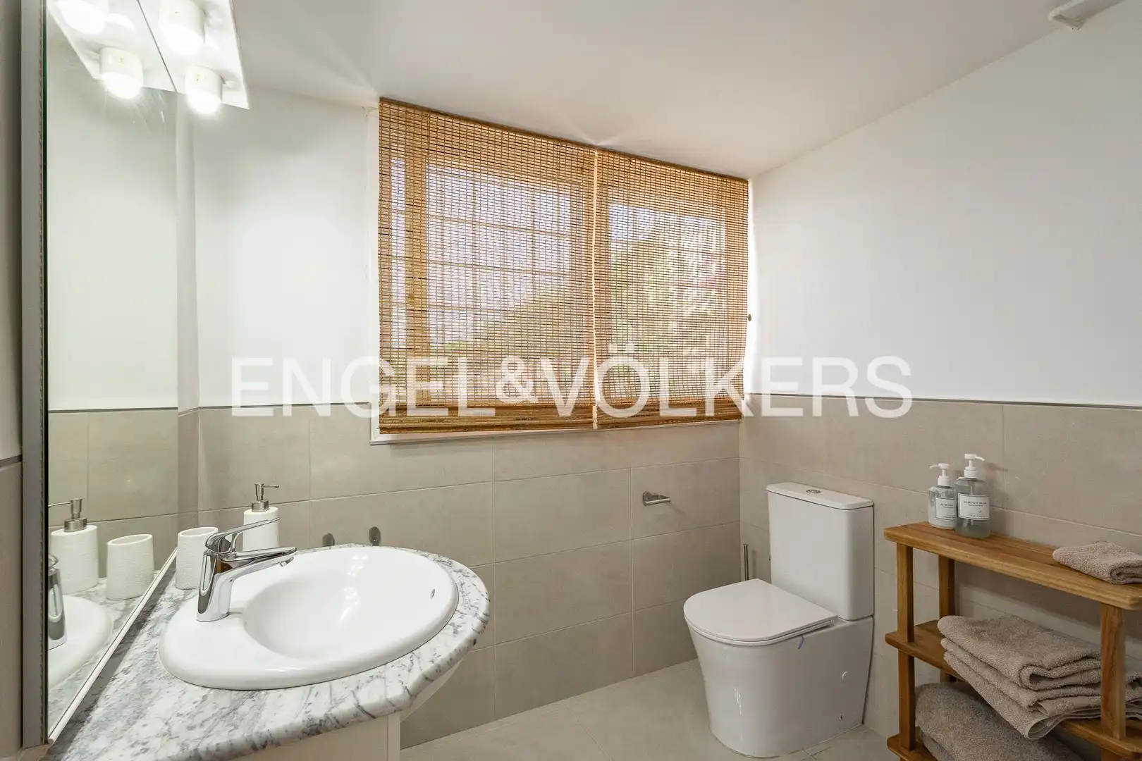 Baño de Casa adosada en venta en Gavà con Aire acondicionado, Calefacción y Jardín privado