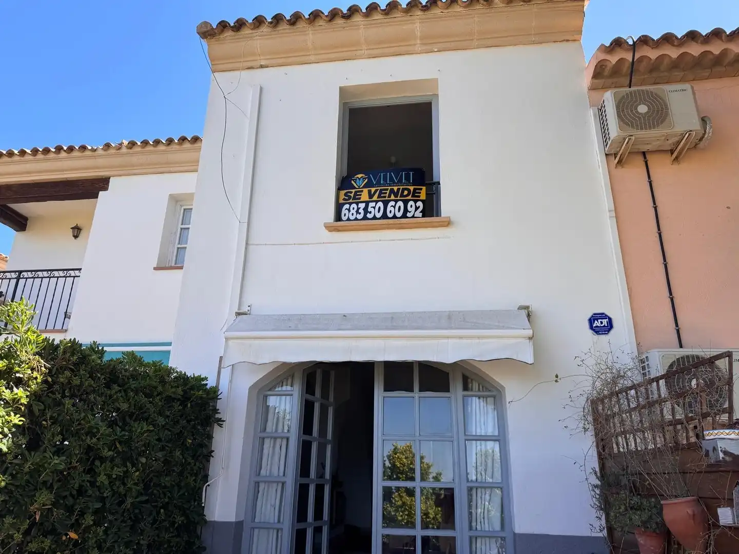 Vista exterior de Casa adosada en venda en Finestrat amb Jardí privat, Terrassa i Moblat