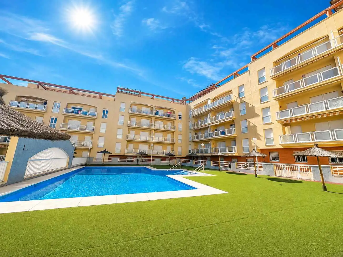 Schwimmbecken von Dachboden zur Miete in Manilva mit Klimaanlage, Terrasse und Möbliert
