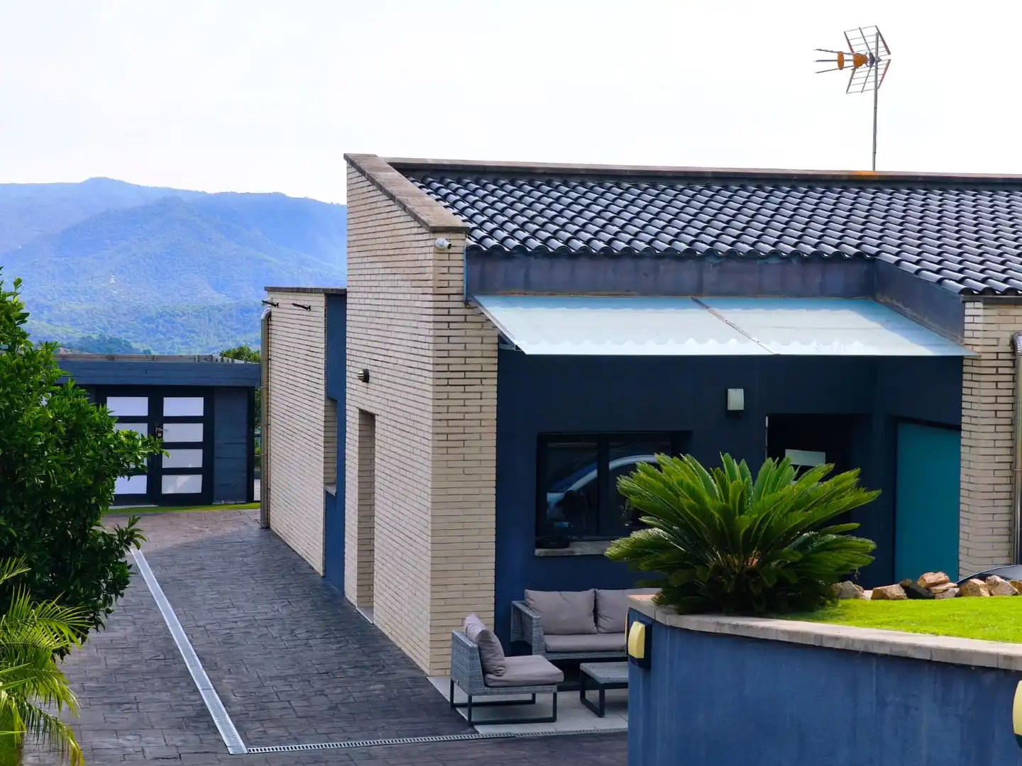 Vista exterior de Casa o xalet en venda en Lloret de Mar amb Calefacció, Jardí privat i Terrassa