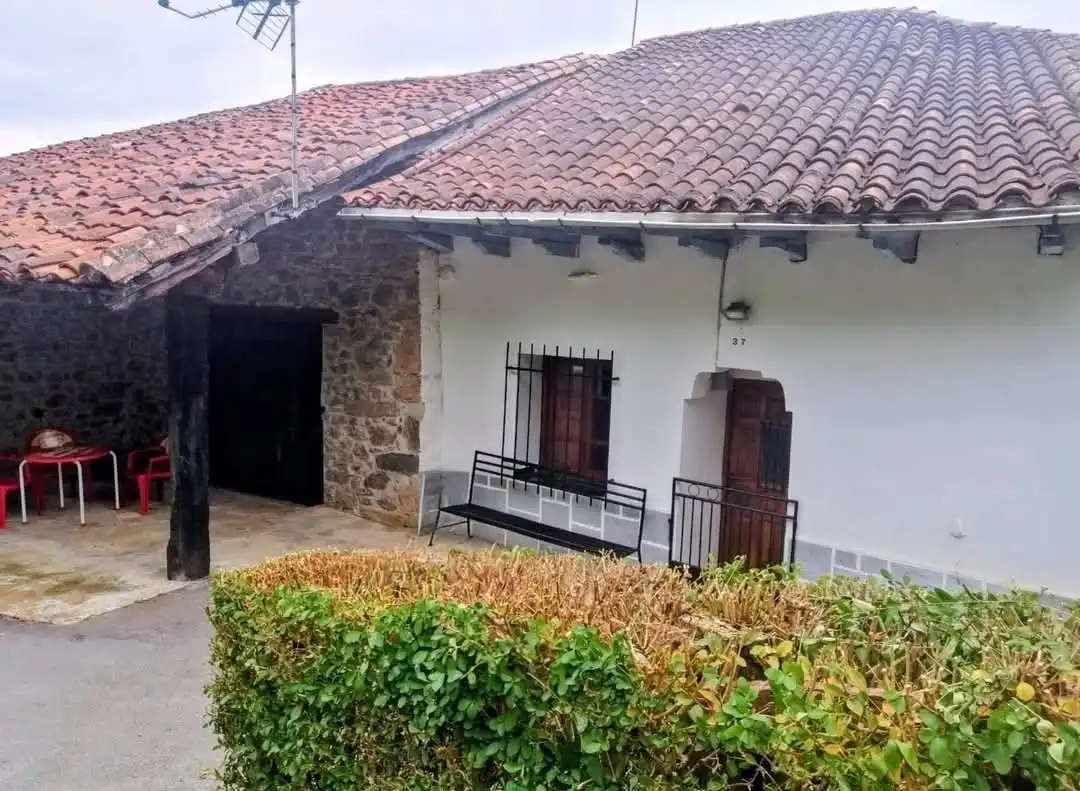 Vista exterior de Casa o xalet en venda en Vega de Liébana amb Jardí privat, Moblat i Balcó