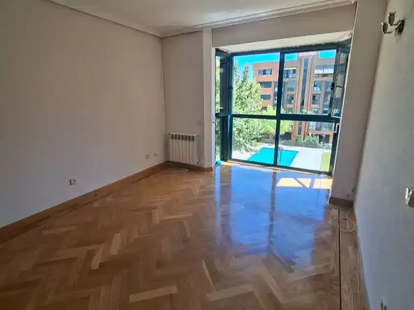Dormitori de Pis en venda en  Madrid Capital amb Aire condicionat i Piscina