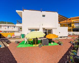 Vista exterior de Casa o xalet en venda en Santiago del Teide amb Jardí privat, Terrassa i Piscina