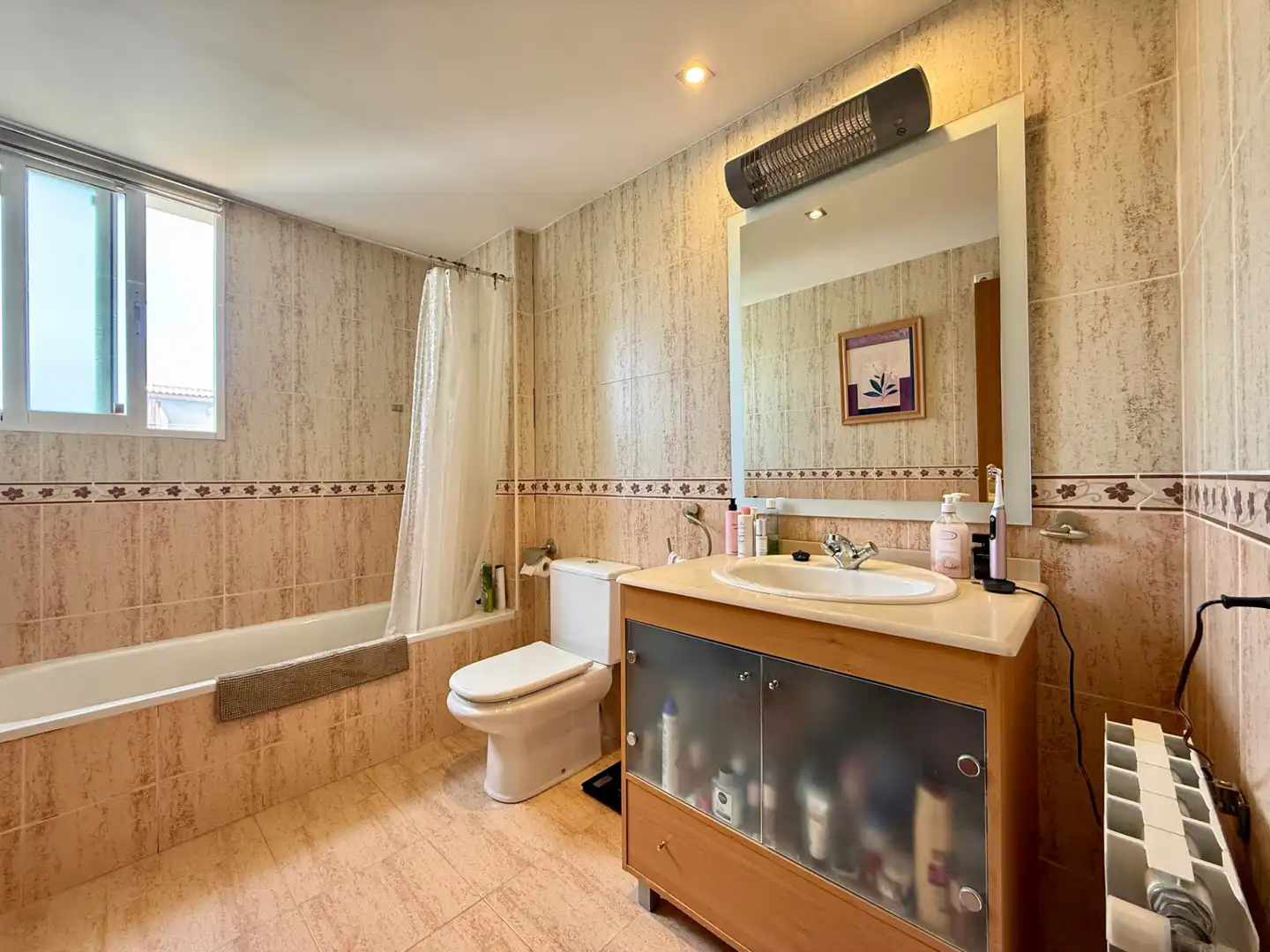 Badezimmer von Einfamilien-Reihenhaus zum Verkauf in San Antonio de Benagéber mit Klimaanlage, Heizung und Privatgarten