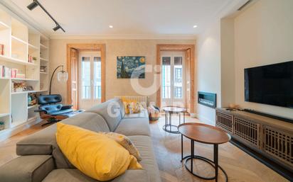 Living room of Flat for sale in  Madrid Capital  with Air Conditioner, Heating and Furnished