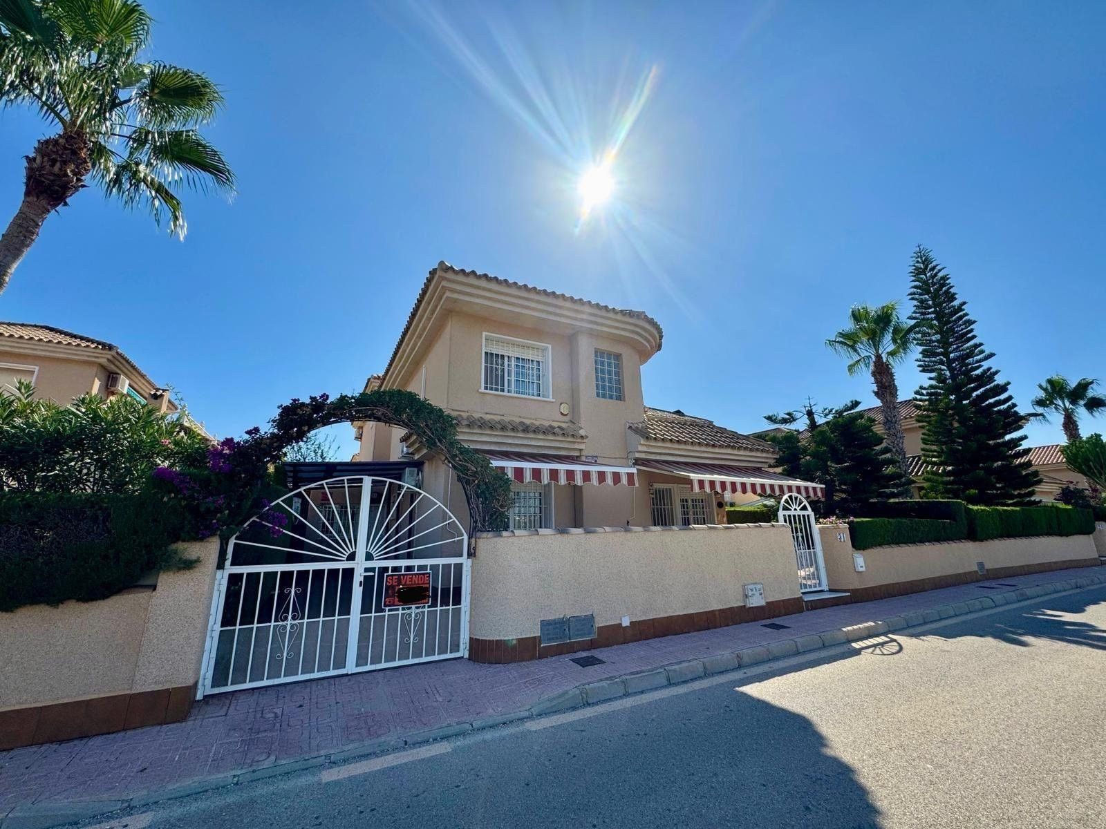 Vista exterior de Casa o xalet en venda en Torrevieja amb Jardí privat, Terrassa i Moblat