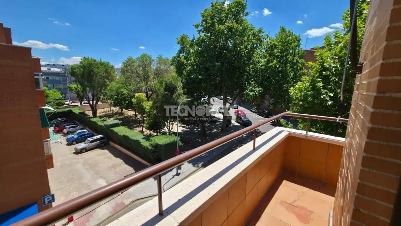 Vista exterior de Piso en venta en Guadalajara con Calefacción y Terraza