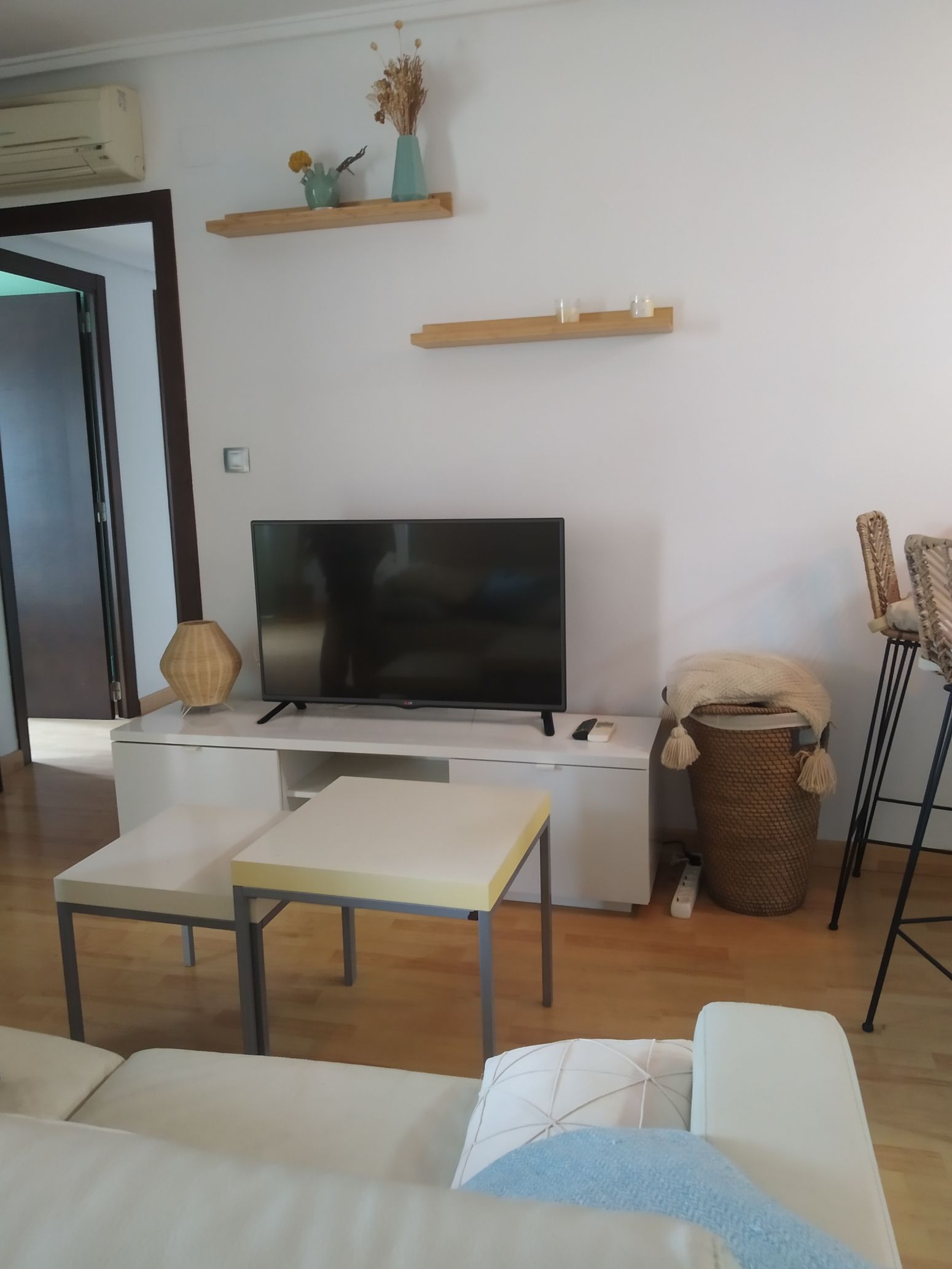 Sala d'estar de Pis de lloguer en  Valencia Capital amb Parquet, Moblat i Balcó