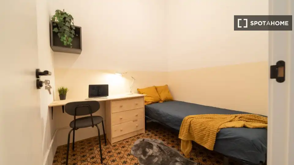 Bedroom of Flat for share in Eixample