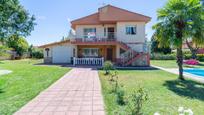 Vista exterior de Casa o xalet en venda en Valencia de Don Juan amb Terrassa i Piscina