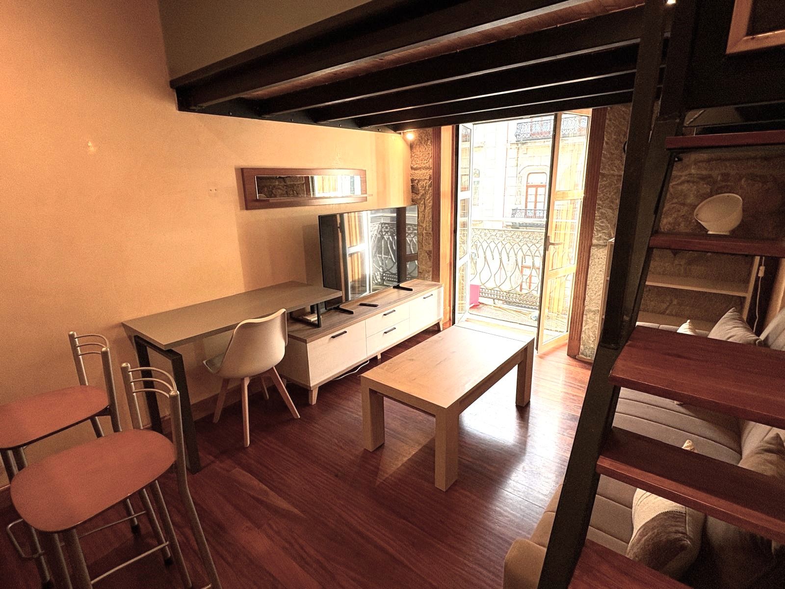 Sala d'estar de Apartament de lloguer en Vigo  amb Calefacció, Parquet i Moblat