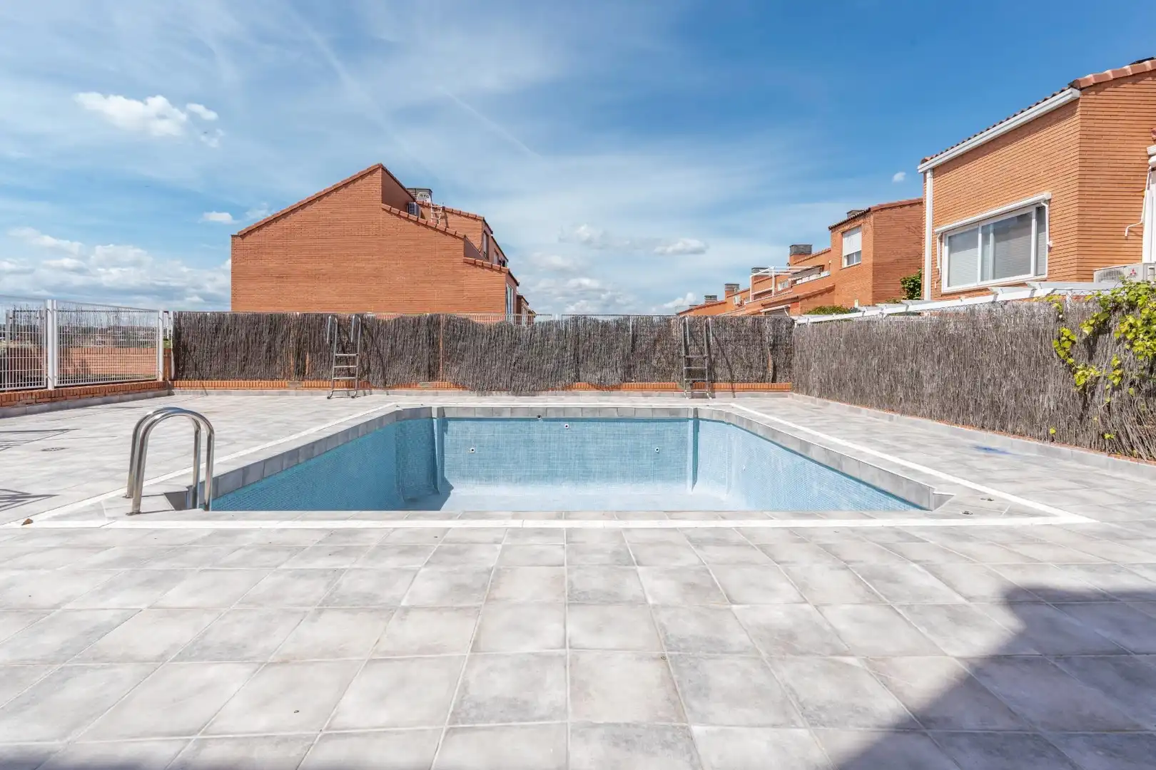 Piscina de Casa adosada en venda en Madrid amb Aire condicionat, Calefacció i Jardí privat