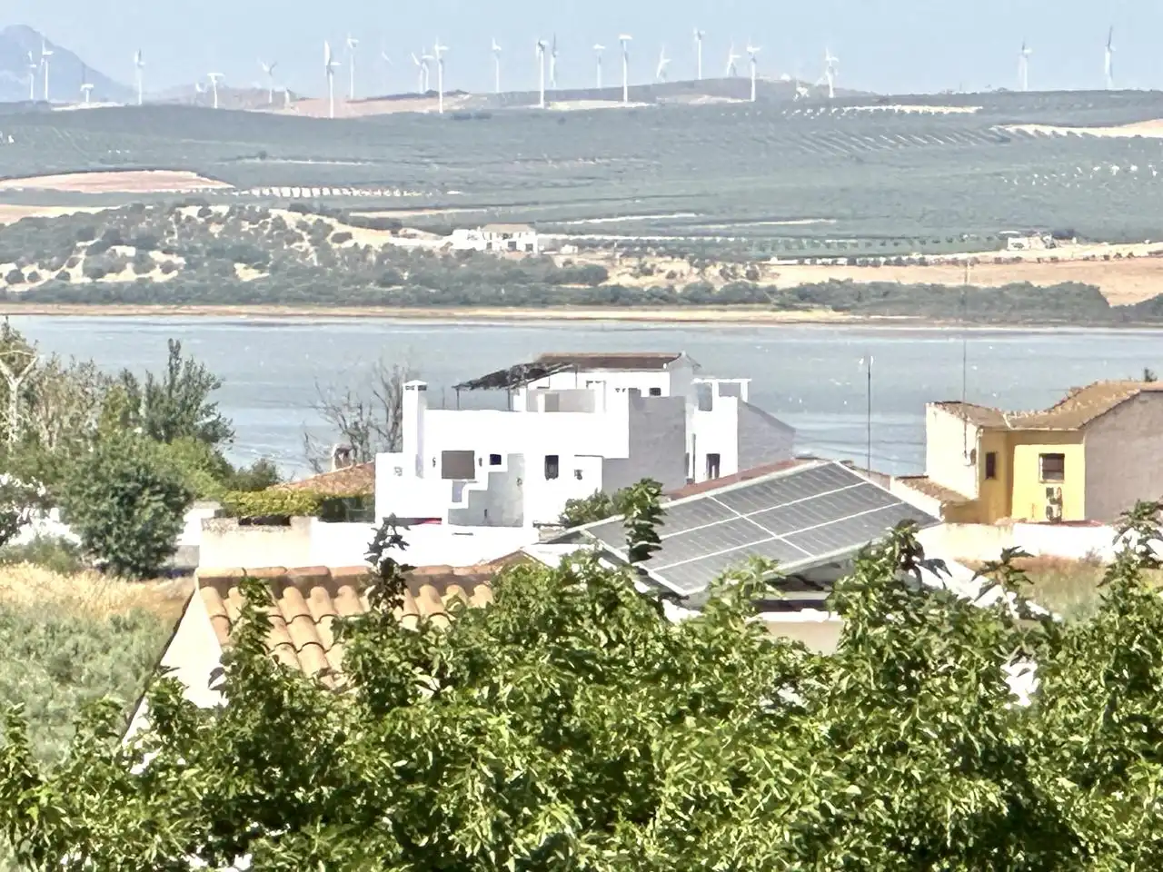 Vista exterior de Casa adosada en venta en Fuente de Piedra con Aire acondicionado, Terraza y Piscina comunitaria