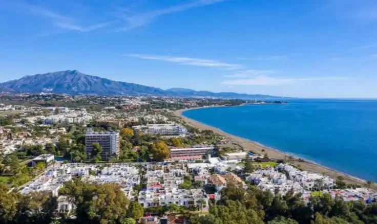 Vista exterior de Estudio de alquiler en Estepona con Aire acondicionado, Calefacción y Jardín privado