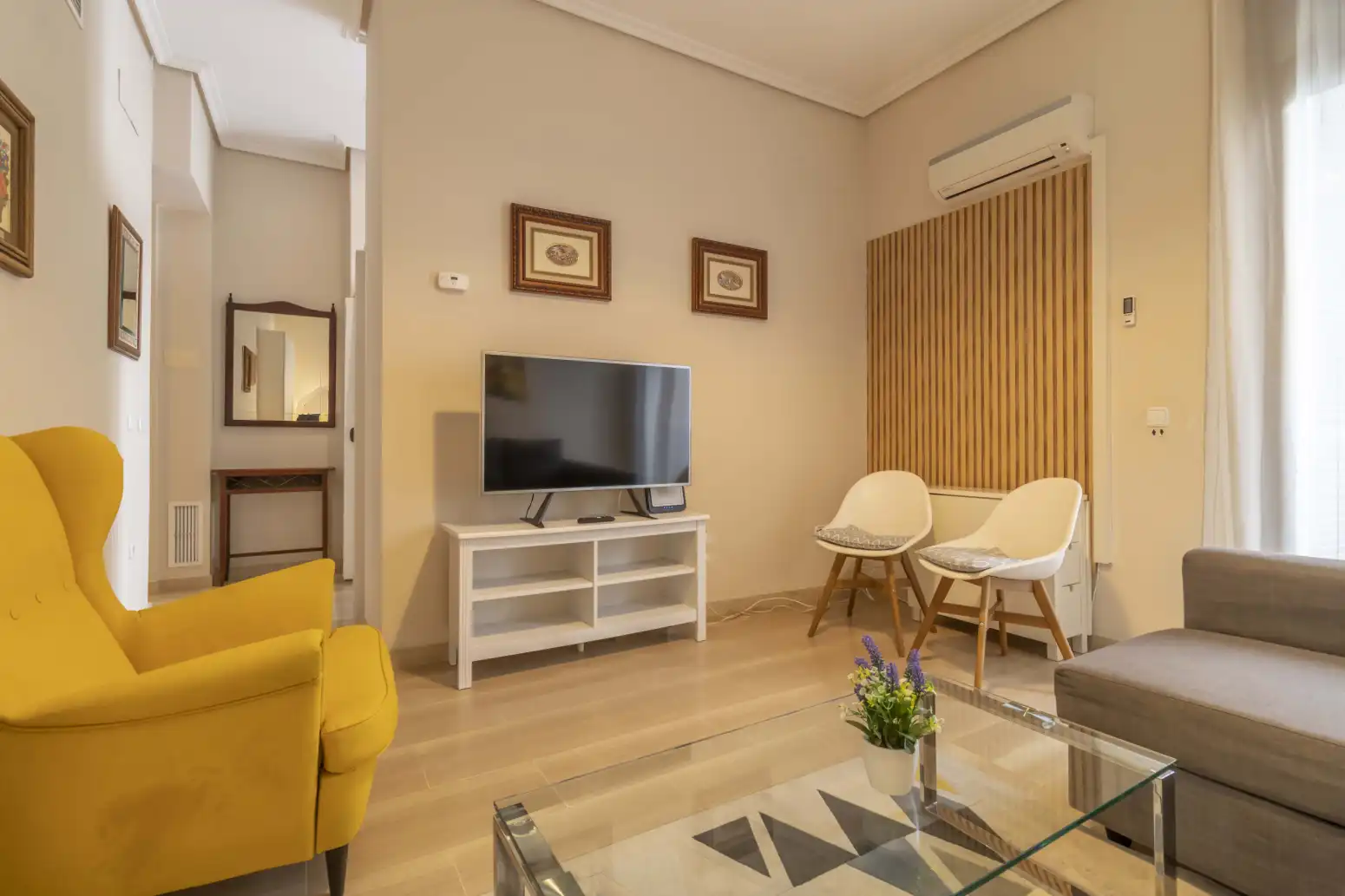 Living room of Flat for sale in Sevilla  with Air Conditioner, Heating and Balcony