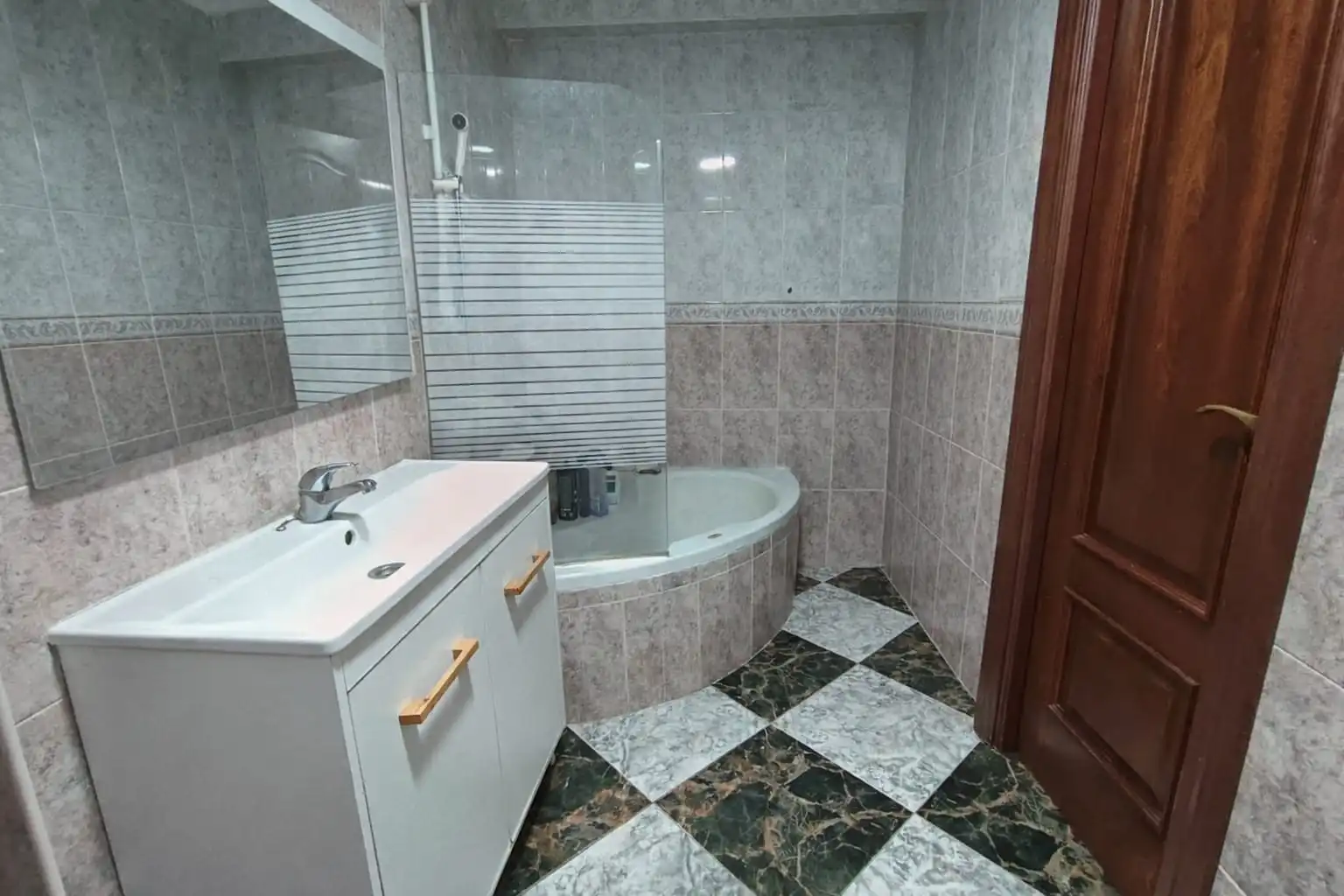 Bathroom of Flat for sale in Granada  with Air Conditioner, Terrace and Furnished