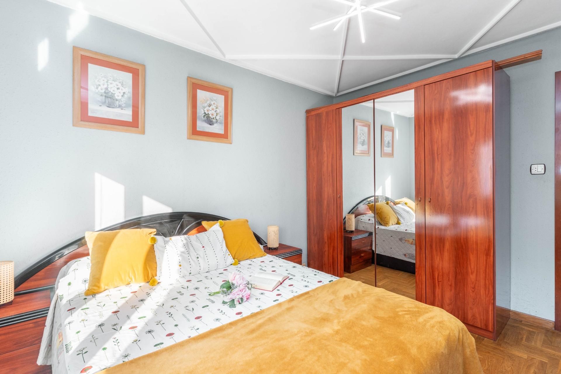 Dormitori de Pis en venda en Gijón  amb Calefacció i Jardí privat