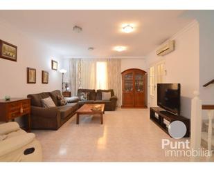 Sala d'estar de Casa adosada en venda en Premià de Dalt amb Aire condicionat, Calefacció i Jardí privat