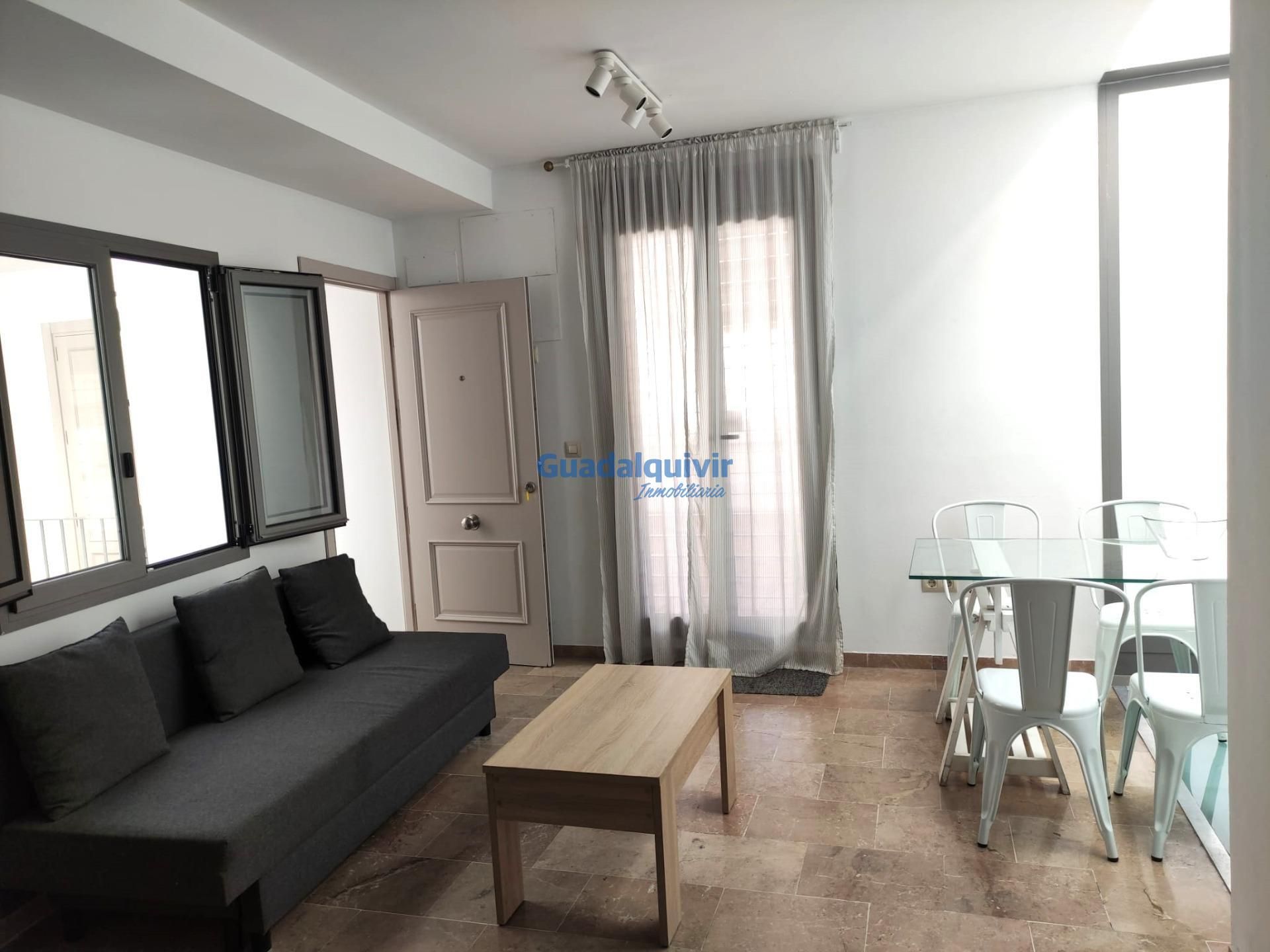 Attic to rent in Triana Casco Antiguo