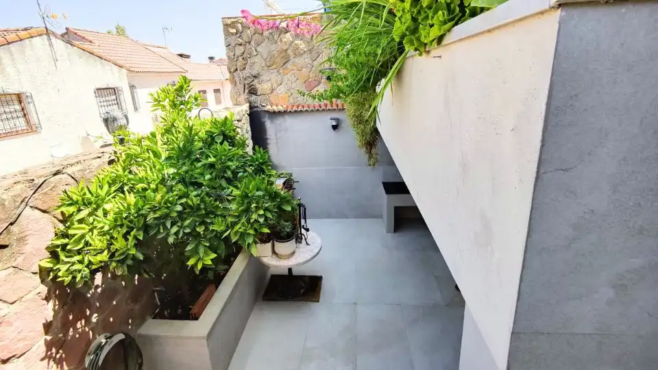 Terrasse von Einfamilien-Reihenhaus zum Verkauf in Las Ventas de Retamosa mit Klimaanlage, Heizung und Privatgarten