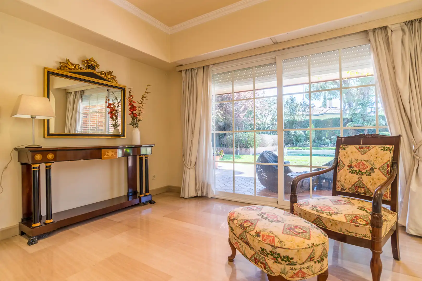 Sala de estar de Casa o chalet en venta en Pozuelo de Alarcón con Aire acondicionado, Calefacción y Jardín privado
