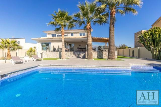 Casa-chalet en Venta en Pueblo - Urbanizaciones