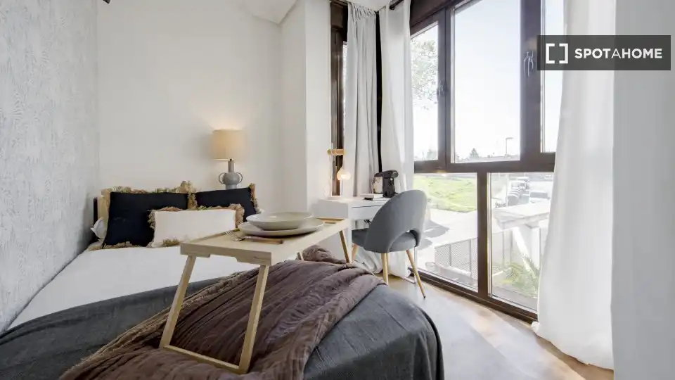 Bedroom of Flat for rent in Madrid  with Air Conditioner, Heating and Furnished