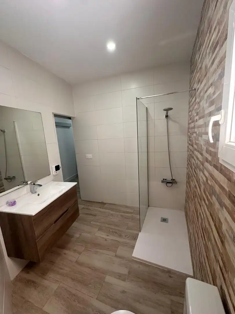 Badezimmer von Erdgeschoss zur Miete in Torrent mit Klimaanlage, Heizung und Terrasse