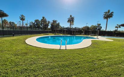 Piscina de Pis en venda en Dos Hermanas amb Aire condicionat, Calefacció i Jardí privat
